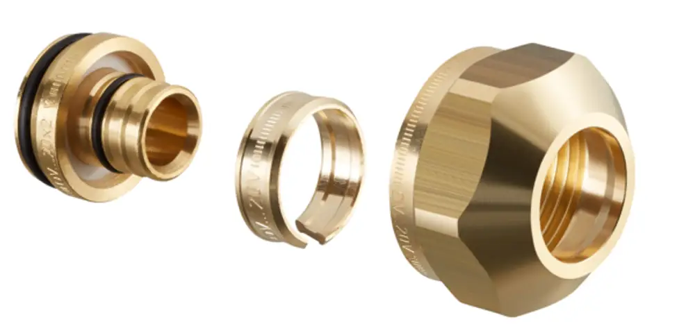 Drei Teile einer Klemmringverschraubung von Oventrop: ein Innenadapter mit Dichtung, ein Ring und ein Außengewinde. Alle Komponenten sind aus Messing gefertigt.